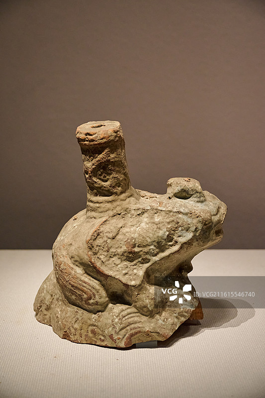 四川博物院 东汉 陶蟾蜍摇钱树座图片素材