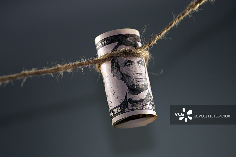 灰色背景下桌上美元的特写镜头图片素材