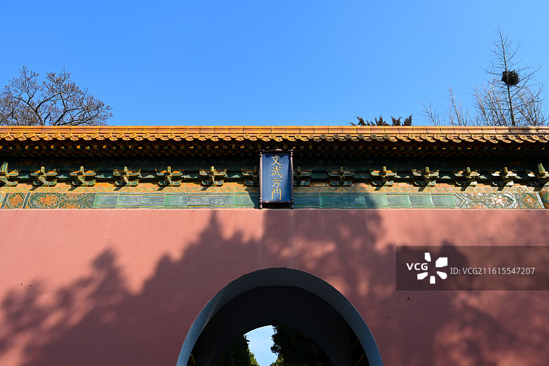 南京明孝陵文武方门：红墙黄瓦映蓝天，六百年帝陵威仪犹存图片素材