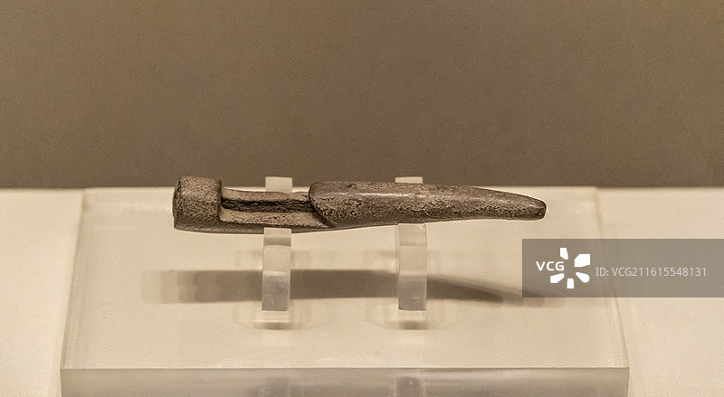 浙江杭州中国丝绸博物馆：鹿角梭形器【新石器时代，浙江余姚田螺山遗址出土，浙江省文物考古研究所藏】图片素材
