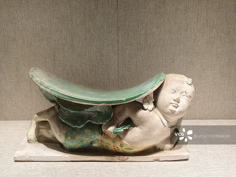 宋代三彩童子荷叶枕图片素材