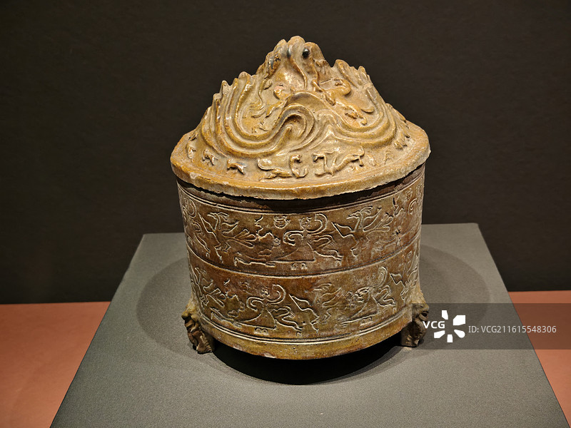 陕西历史博物馆黄釉陶博山炉 汉图片素材