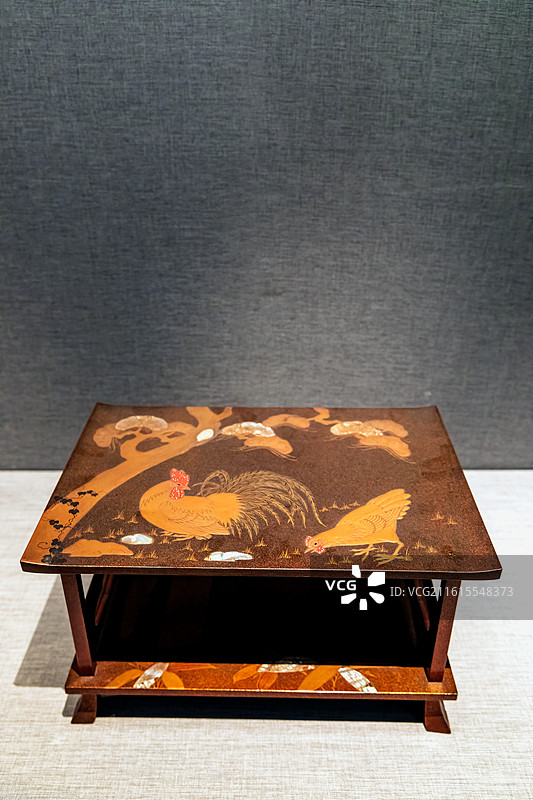 南京博物院《镂云裁月-南京博物院藏雕漆、螺钿漆器展》-十九世纪 螺钿莳绘炕桌图片素材