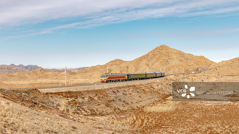 平汝线SS7C牵引公益慢火车行驶在贺兰山间的柴达朗沟图片素材