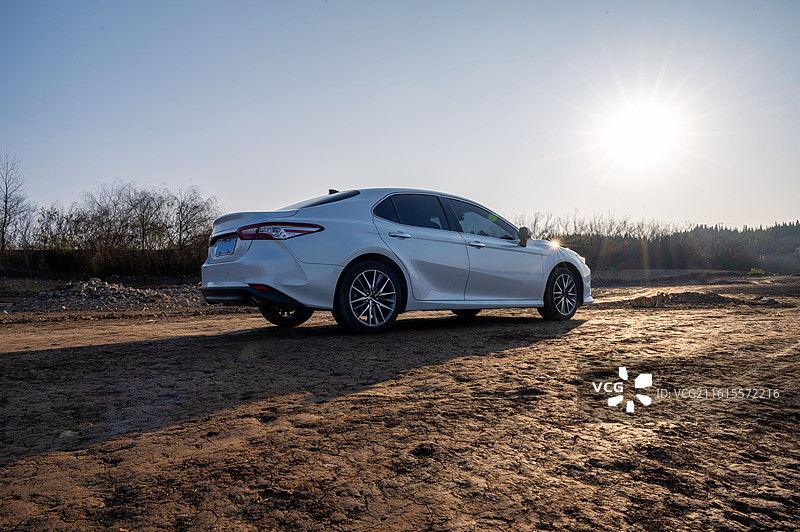 在沙滩上行驶的汽车图片素材