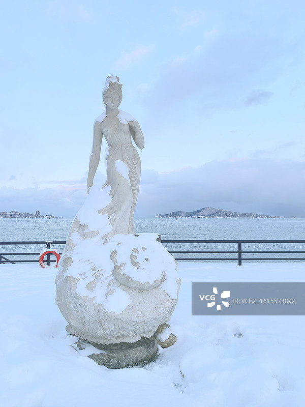 威海市幸福门公园渔女雕塑图片素材