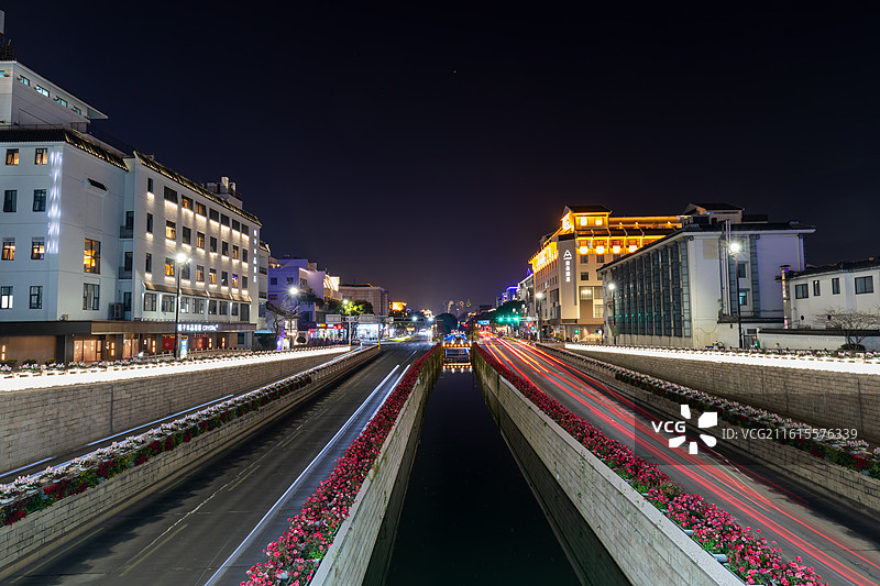 江苏省苏州市姑苏区 夜幕下的苏州干将路风光图片素材