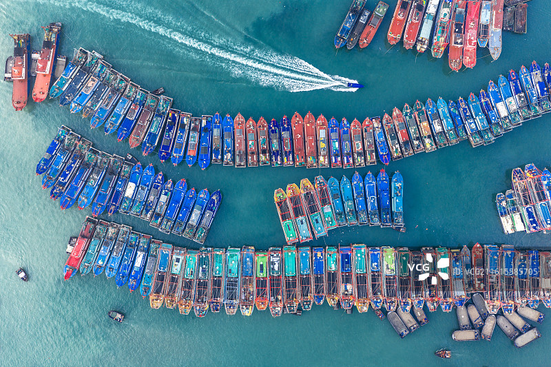 广西北海侨港码头海鲜市场停泊的渔船图片素材