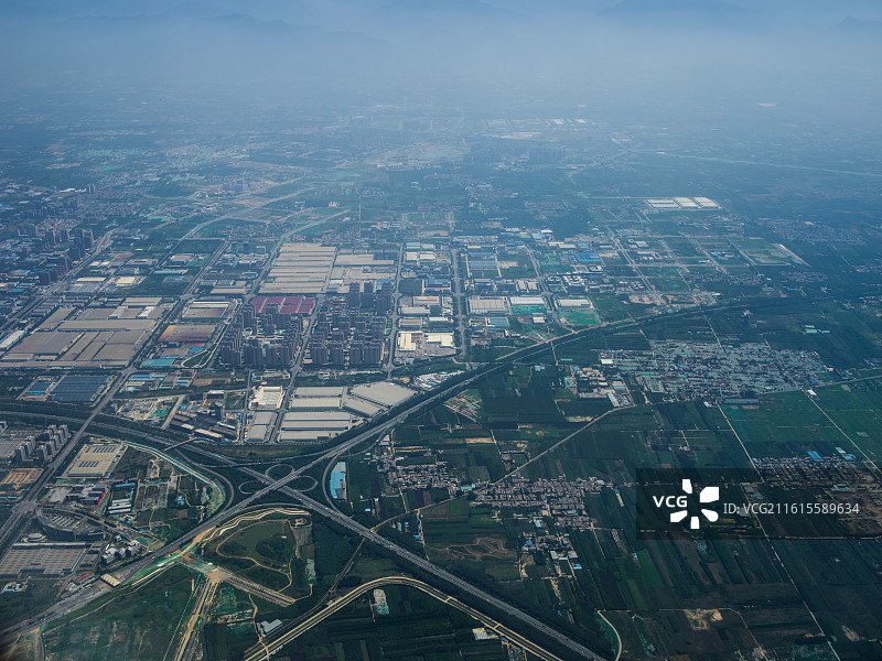 这张高清航拍图捕捉了飞机即将降落于西安咸阳国际机场时窗外的壮观景色图片素材