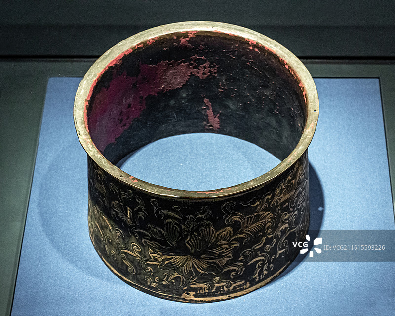 北京首都博物馆展出的元代 元大都白塔寺塔基出土的描金莲花纹塔顶主心木铜箍图片素材