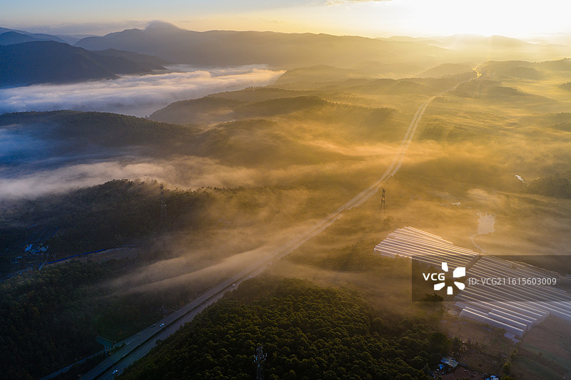 云南省玉溪市晨雾笼罩下的玉江高速公路图片素材
