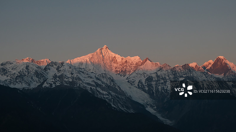 梅里雪山日照金山图片素材