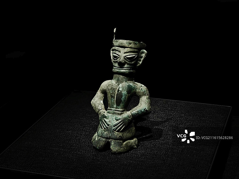 片状跪坐铜人 商代 四川广汉三星堆遗址祭祀区八号坑出土 四川省文物考古研究院藏 中国考古博物馆展览图片素材