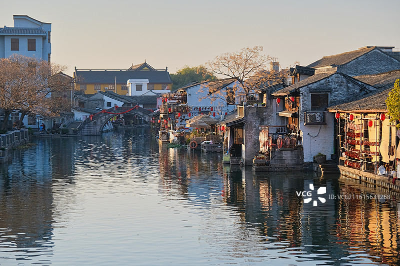 绍兴安昌古镇金色阳光下的河边建筑景观图片素材
