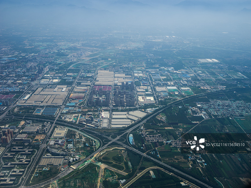 这张高清航拍图捕捉了飞机即将降落于西安咸阳国际机场时窗外的壮观景色图片素材