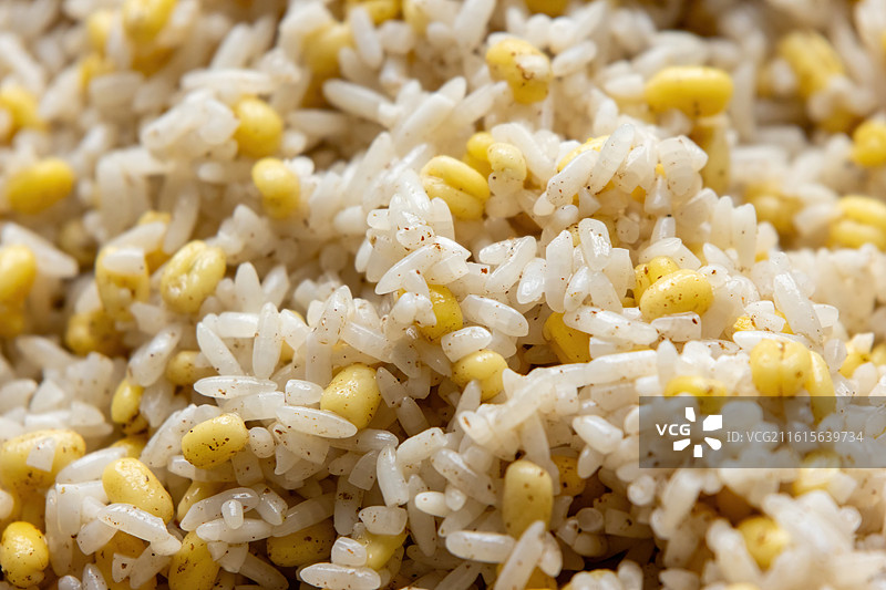 端午节包粽子所需的糯米与脱皮绿豆图片素材