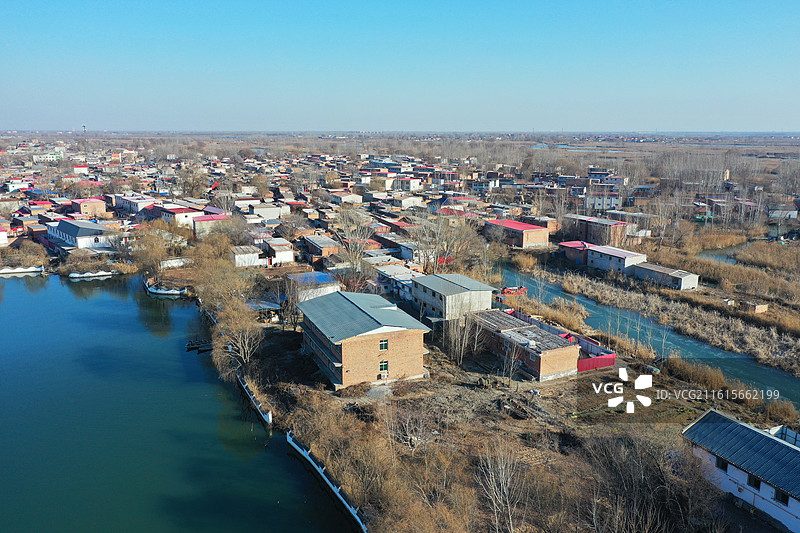 碧水连天映霞光，野鸭掠舞芦花黄  俯身临岸观舟远，银杏红叶风里扬  千岛万湖织洋淀，生态画卷韵悠长图片素材