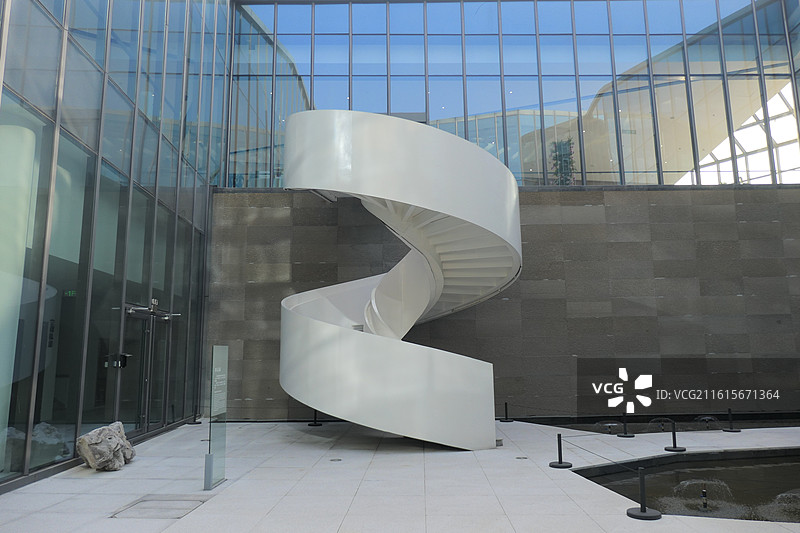 楼梯，建筑结构，机何结构，工业建筑，钢铁结构，比较有特色的楼梯，商务，白色的楼梯，旋转楼梯，螺旋结构图片素材