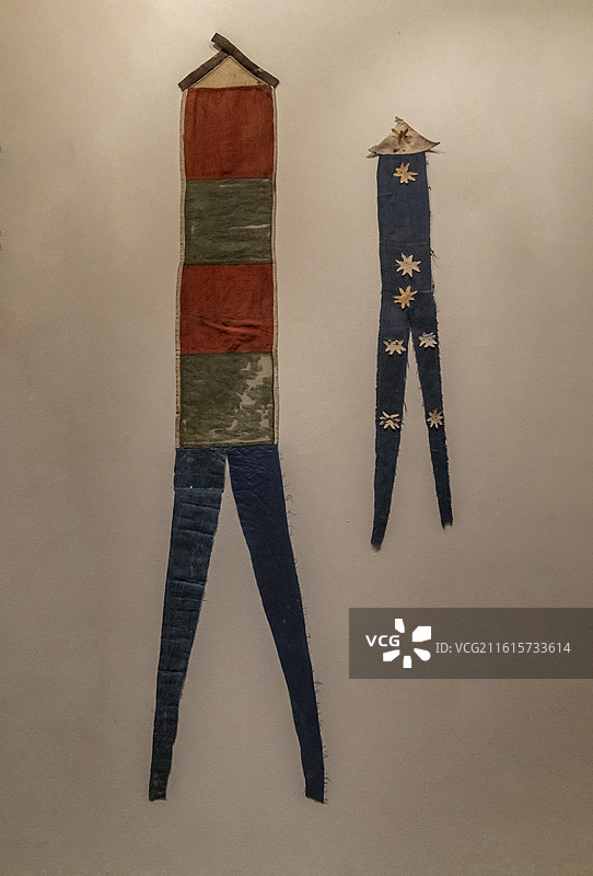 浙江杭州中国丝绸博物馆“中国丝绸与丝绸之路”展：染缬绢幡（唐代，甘肃敦煌莫高窟出土，敦煌研究院藏）图片素材