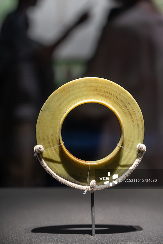 玉有领璧-商代晚期玉器图片素材