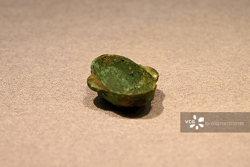 汉代青铜行灯：小巧便携的古代照明器具图片素材