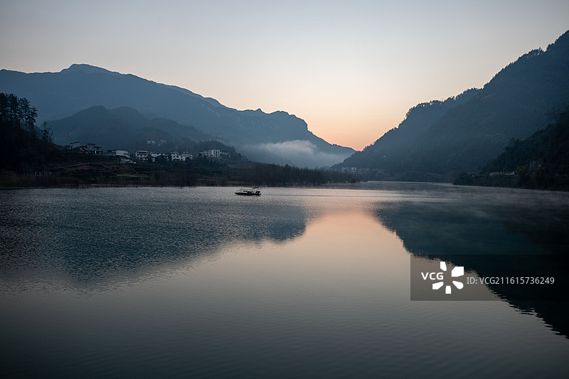 湖北恩施湿地鸭松溪，初冬薄雾下犹如仙境图片素材