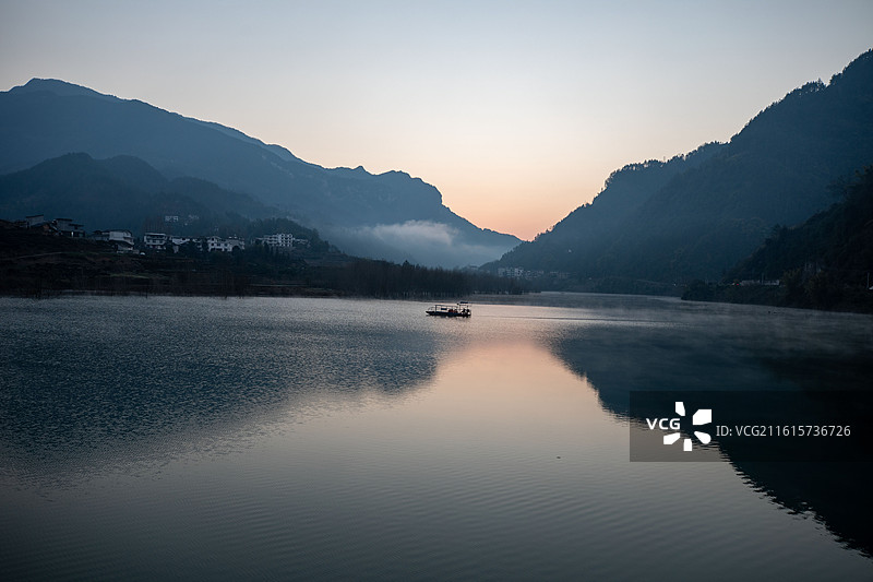 湖北恩施湿地鸭松溪，初冬薄雾下犹如仙境图片素材