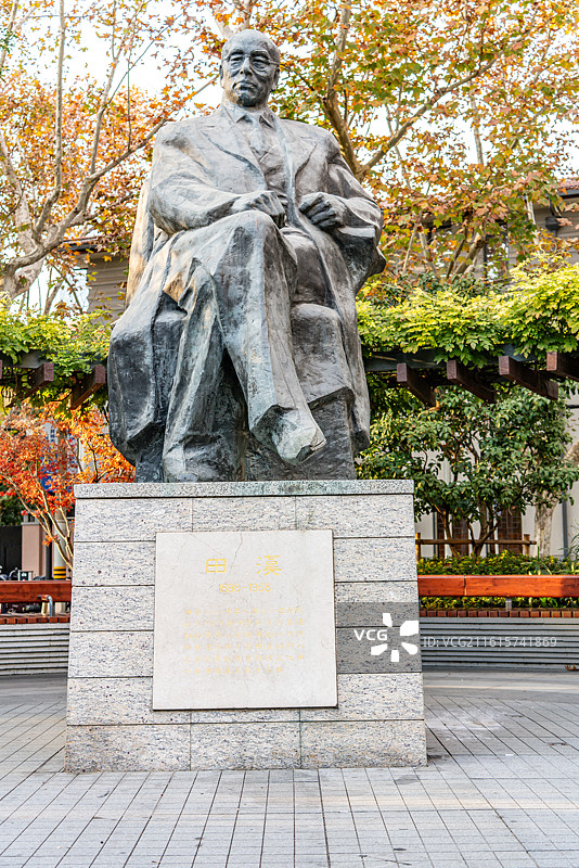 秋色中的上海静安区长乐路、富民路交界处街心花园田汉铜像雕塑特写镜头图片素材