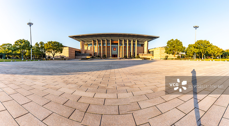蓝天下的浙江嘉兴南湖革命纪念馆外部建筑景观图片素材