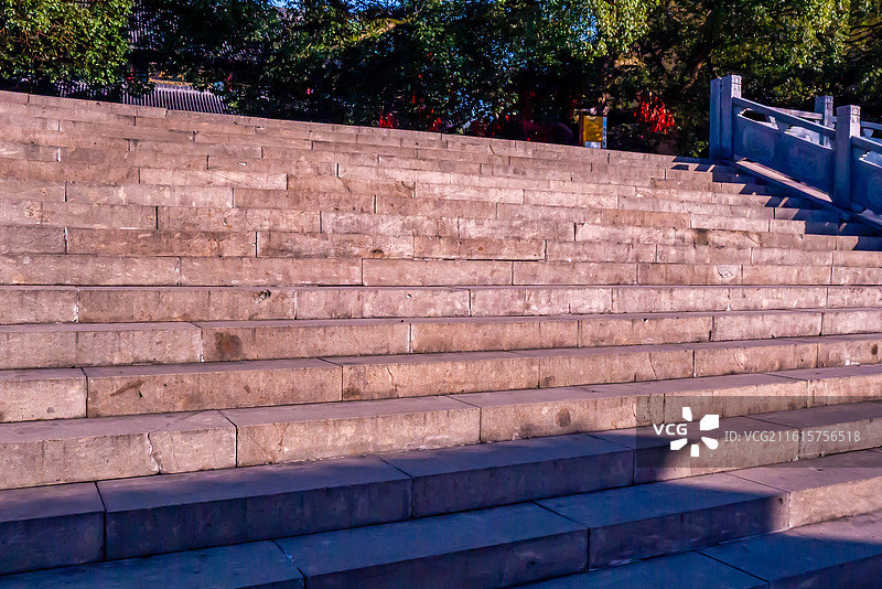 户外古朴石阶与绿植景观图片素材