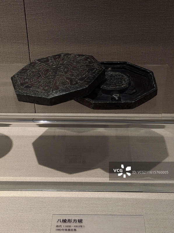 张掖市博物馆展出的八棱形方砚图片素材