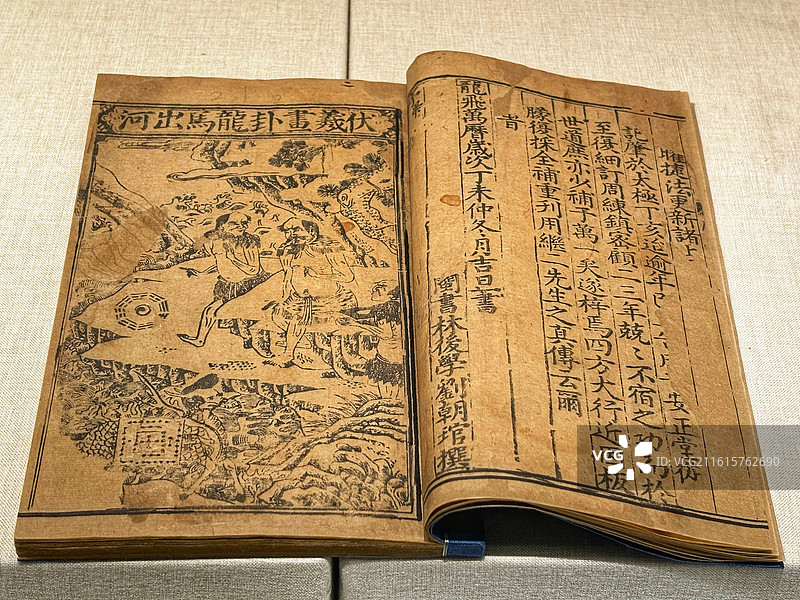 杭州奥莱美术馆展出明代珍本古籍｜雕版印刷插画与文字页面（线描／木刻版画／车马仪仗／科举文献）图片素材