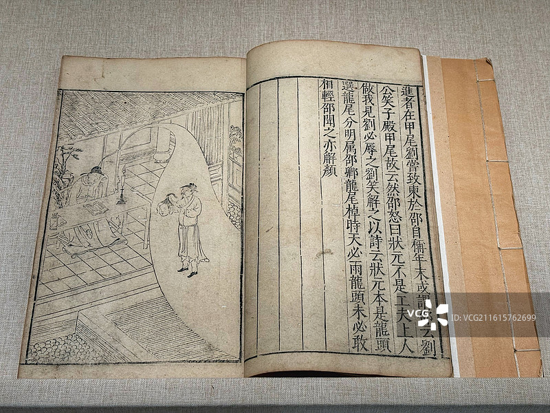 杭州奥莱美术馆展出明代珍本古籍｜雕版印刷插画与文字页面（线描／木刻版画／车马仪仗／科举文献）图片素材