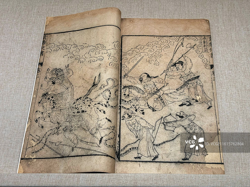 杭州奥莱美术馆展出明代珍本古籍｜雕版印刷插画与文字页面（线描／木刻版画／车马仪仗／科举文献）图片素材