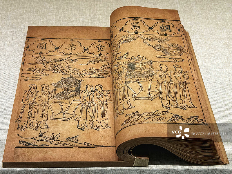 杭州奥莱美术馆展出明代珍本古籍｜雕版印刷插画与文字页面（线描／木刻版画／车马仪仗／科举文献）图片素材