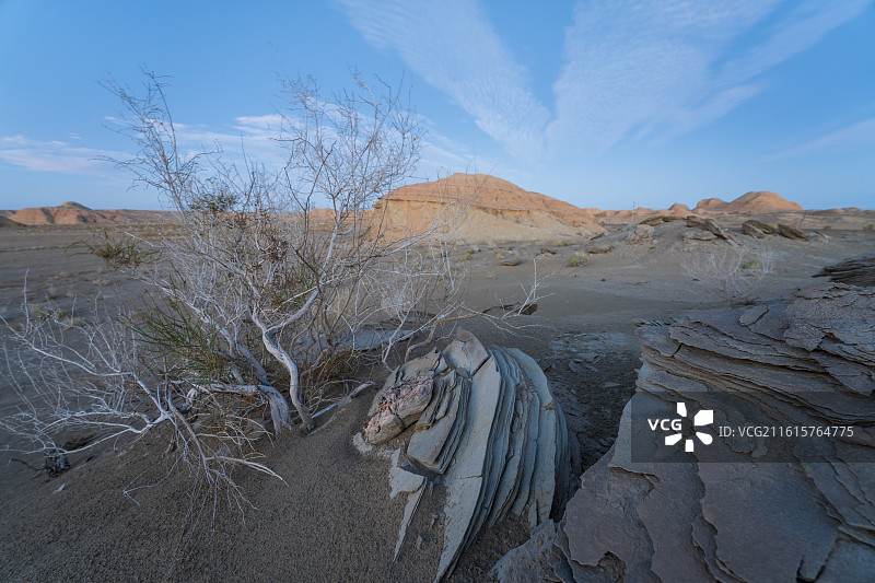 克拉玛依地质奇观：新疆沉积岩层的褶皱纹理与远古大地刻痕图片素材