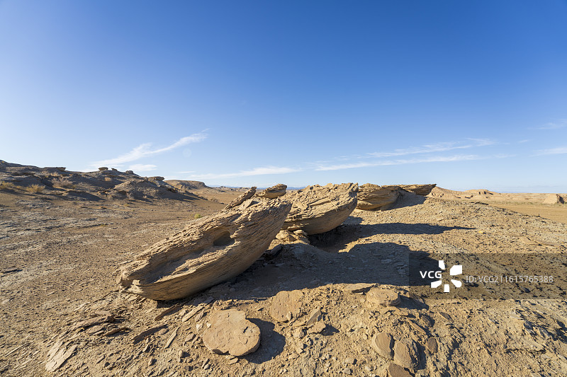 克拉玛依地质奇观：新疆沉积岩层的褶皱纹理与远古大地刻痕图片素材