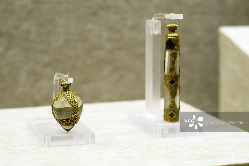 昆明云南省博物馆“契丹印记”内蒙辽代文物展品——錾刻缠枝花纹包金水晶璎珞坠图片素材