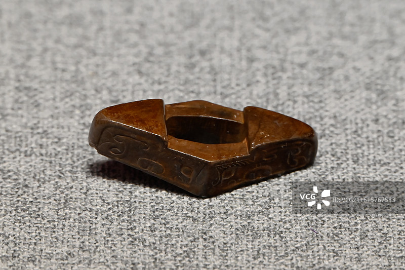 南昌汉代海昏侯国遗址博物馆藏 汉代 兽面纹玉剑格图片素材