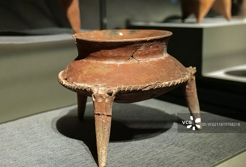 釜形陶鼎 新石器时代 大汶口文化 山东兖州王因遗址 中国考古博物馆（中国历史研究院）文明起源展厅图片素材