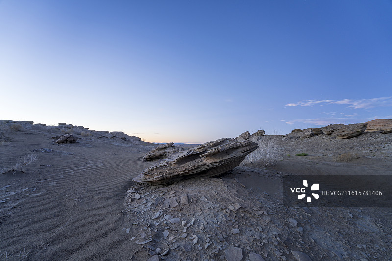 克拉玛依地质奇观：新疆沉积岩层的褶皱纹理与远古大地刻痕图片素材