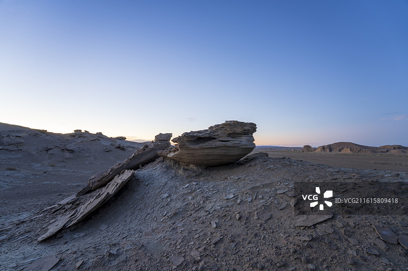 克拉玛依地质奇观：新疆沉积岩层的褶皱纹理与远古大地刻痕图片素材