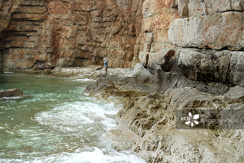 大连的海之韵公园的晨曦沙滩，藏于山与山相连的海湾间，海水呈现出迷人的蓝绿渐变，似果冻般晶莹剔透。图片素材