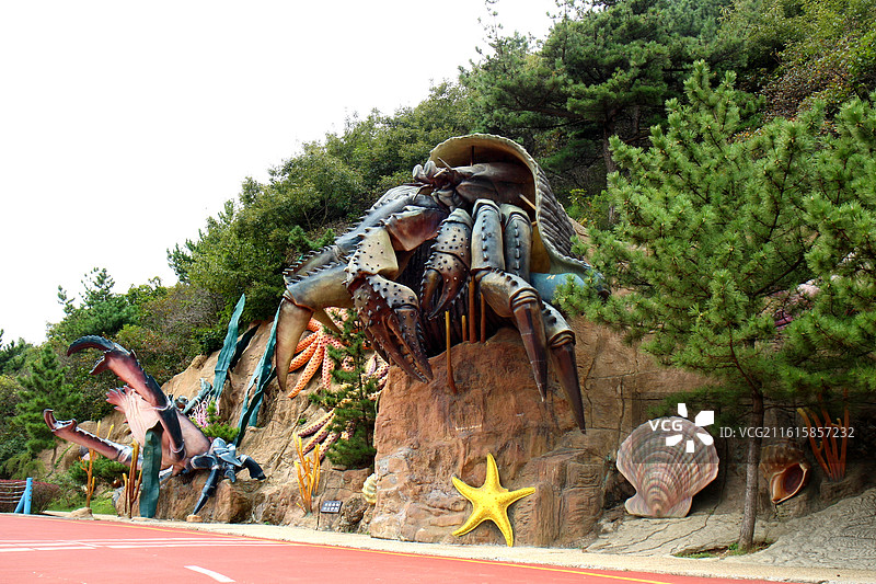 大连的海之韵公园的十八盘海底大峡谷‌，在长达1200米的山体岩壁上，镶嵌着数百种巨型海洋生物雕塑。图片素材