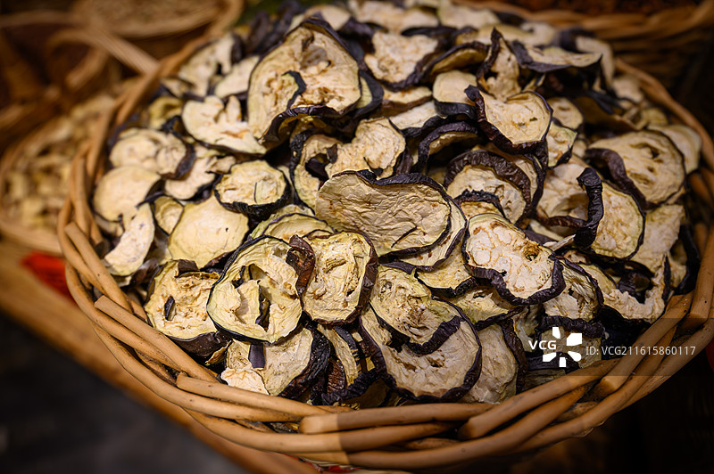 编织柳条筐里盛放的切片茄子干静物特写图片素材
