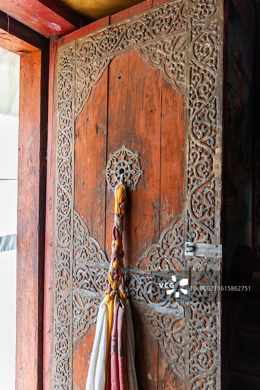 四川甘孜惠远寺内的七世达拉喇嘛行宫转经殿木门图片素材