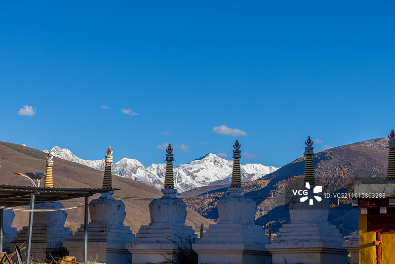 四川甘孜惠远寺白塔与雅拉雪山图片素材
