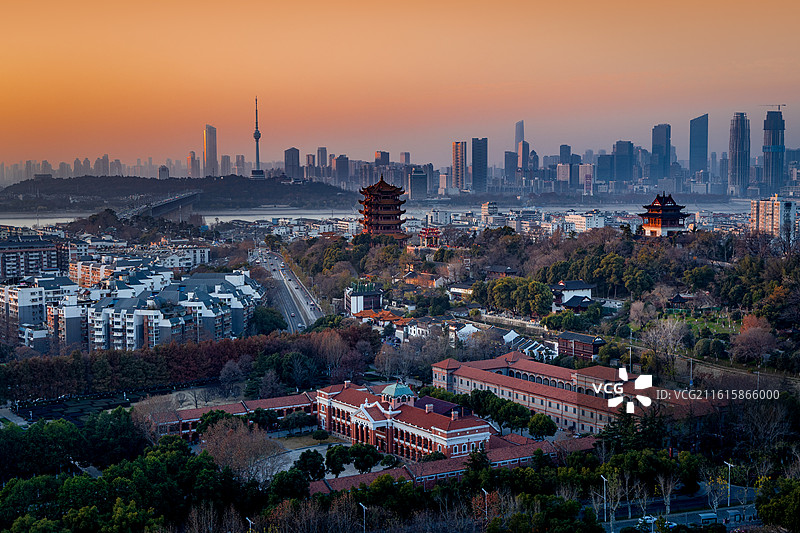 傍晚时分的武汉黄鹤楼图片素材