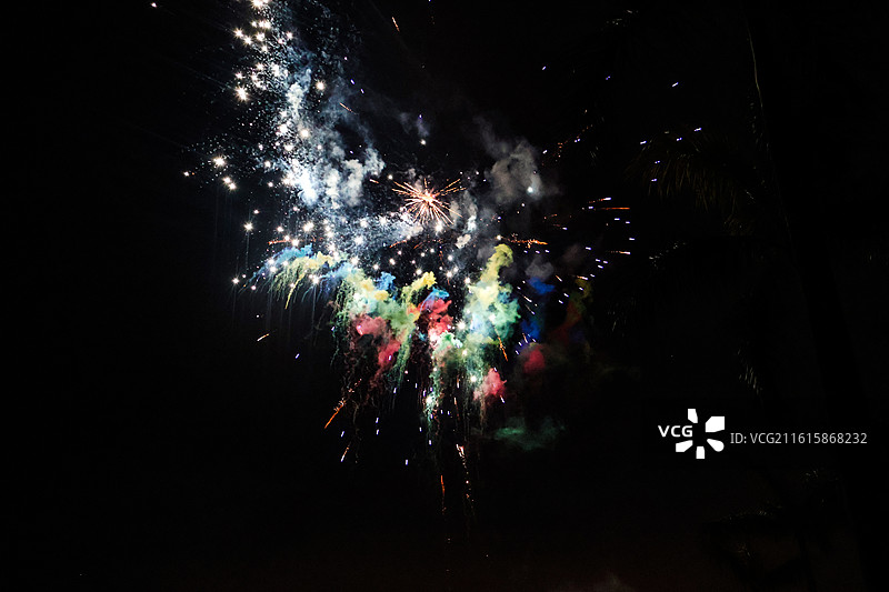 夜晚黑色背景彩色烟花特写镜头图片素材