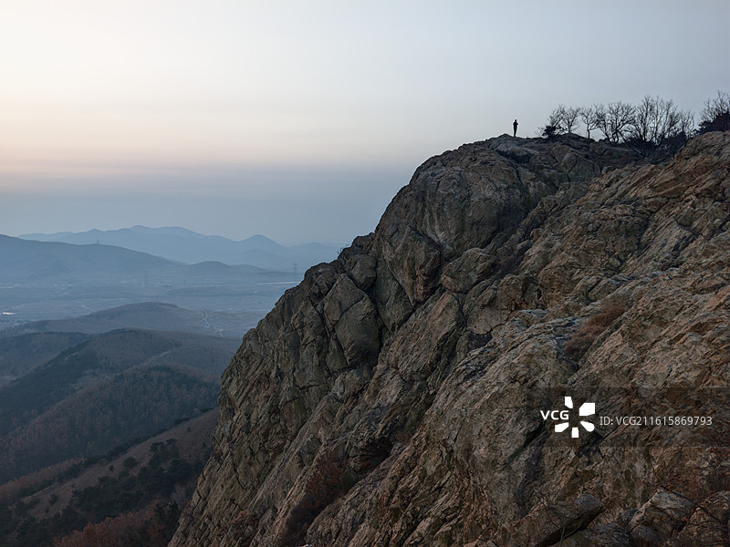 冬天大寒节气，徒步攀爬莒县屋楼崮看日出风光图片素材